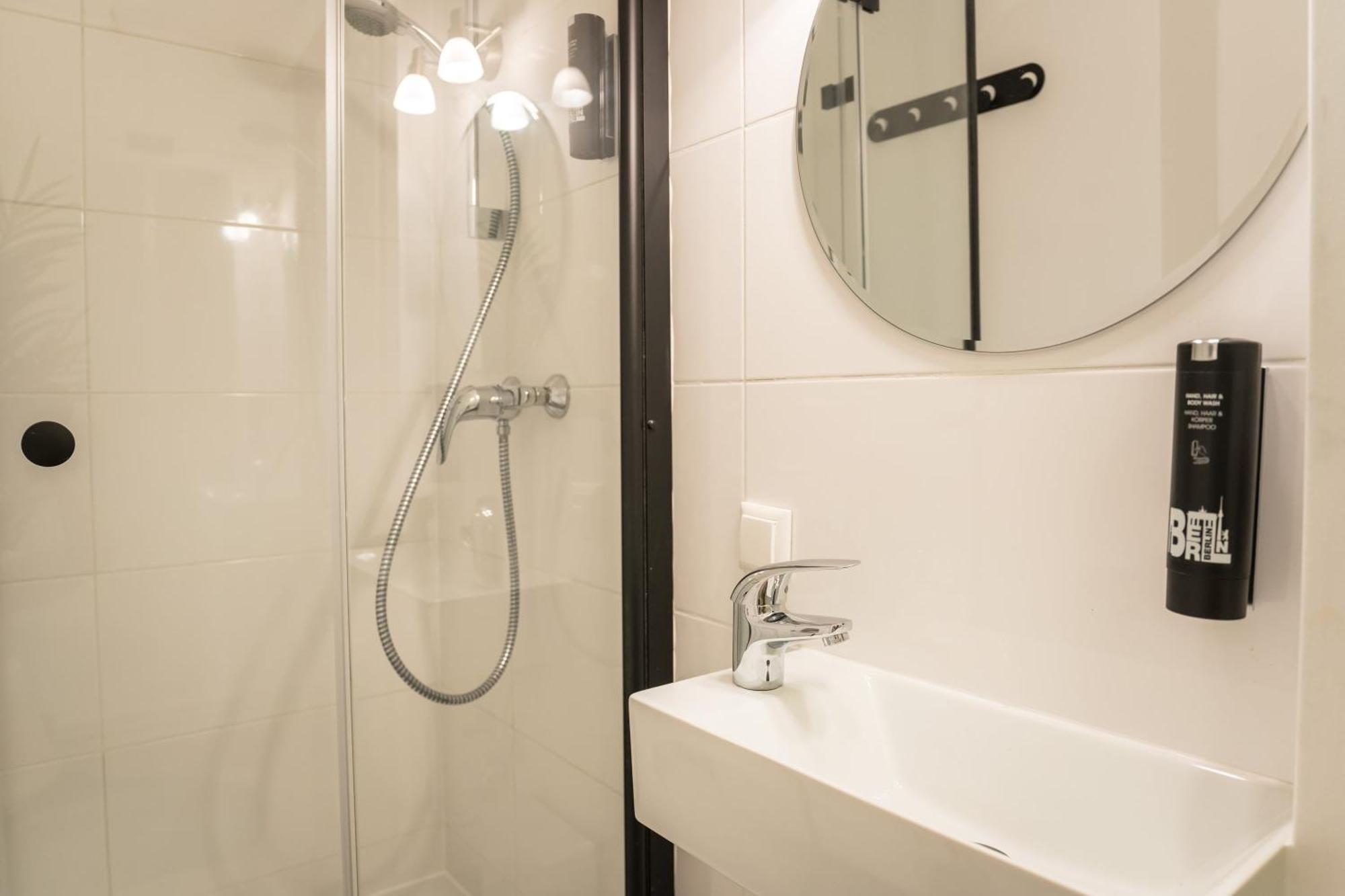 Spacious 1-Bedroom Apartment In Kreuzberg Берлін Екстер'єр фото