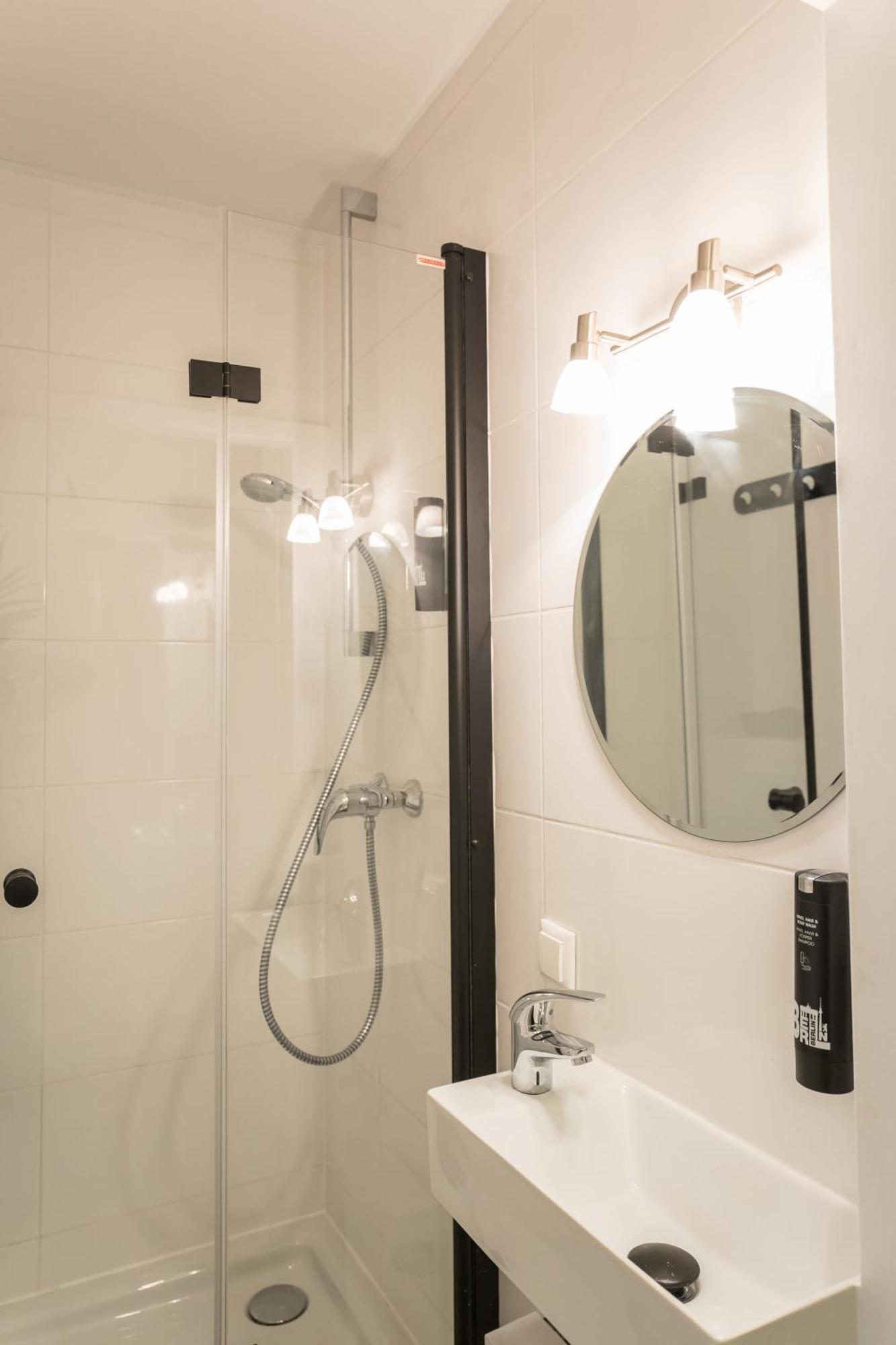 Spacious 1-Bedroom Apartment In Kreuzberg Берлін Екстер'єр фото