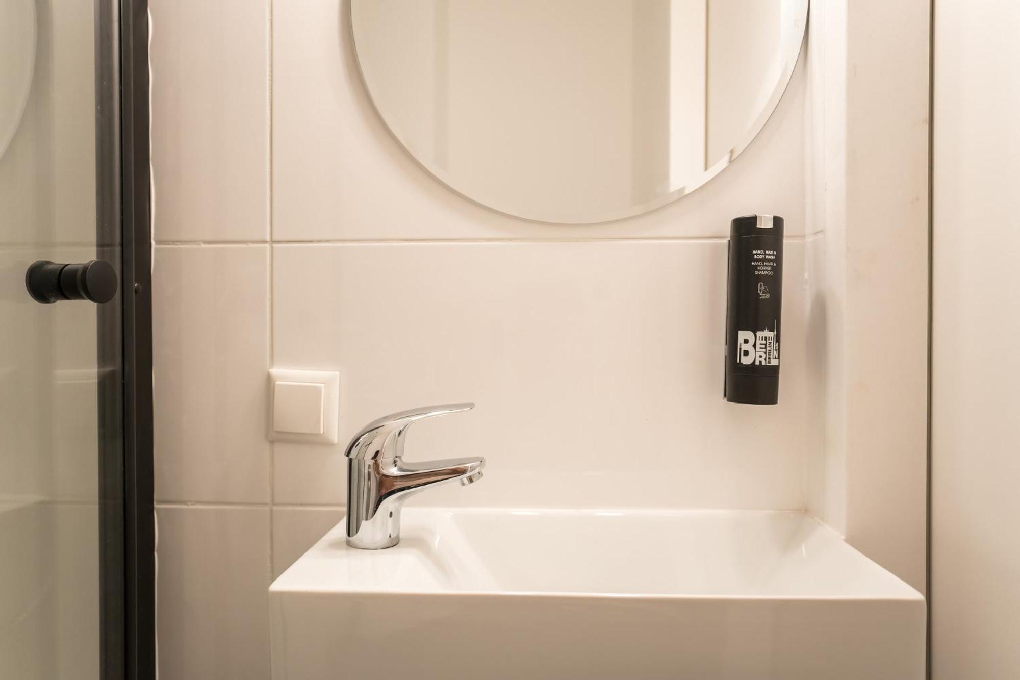 Spacious 1-Bedroom Apartment In Kreuzberg Берлін Екстер'єр фото